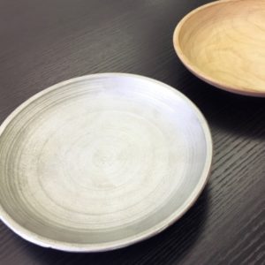 【J&Sさま】木皿を元に、鉄皿を製作しました。旋盤で削った跡が残っており、高度な製法で作っていただいたことに満足しています。予想以上の出来上がりです！＜25×150×150mm／鉄／表面処理なし／プロトタイプ入稿＞