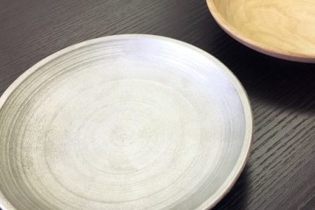 【J&Sさま】木皿を元に、鉄皿を製作しました。旋盤で削った跡が残っており、高度な製法で作っていただいたことに満足しています。予想以上の出来上がりです！＜25×150×150mm／鉄／表面処理なし／原型入稿＞